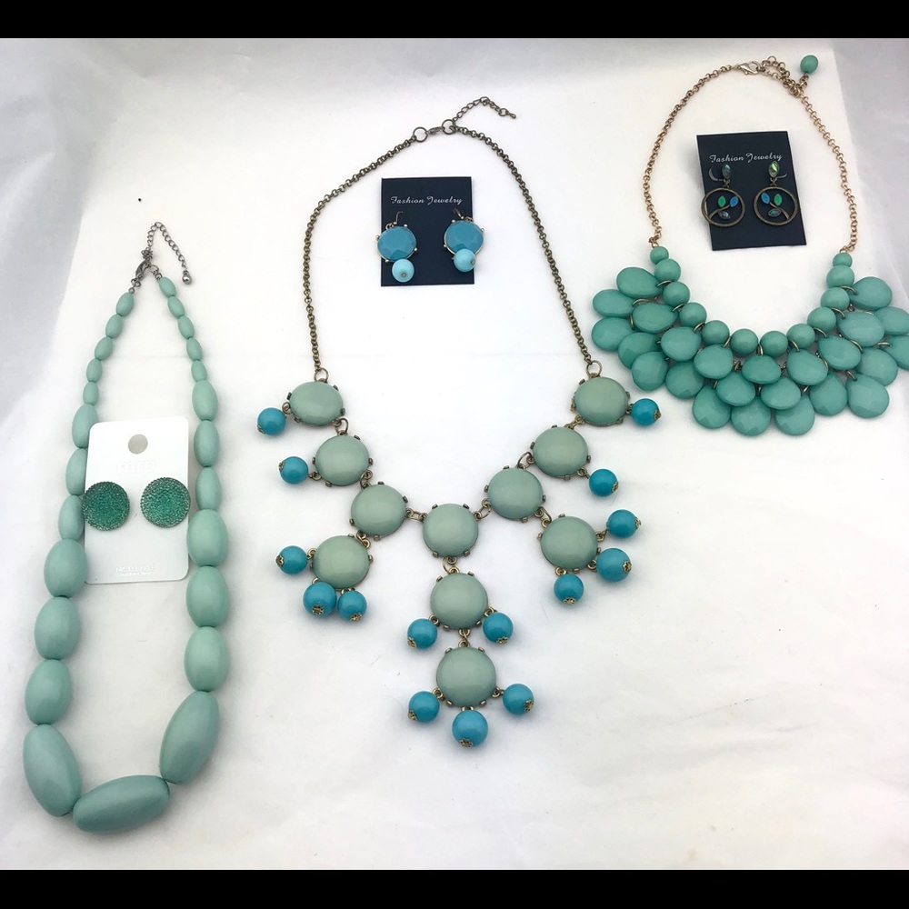 Charming Charlie - teal necklace with earrings lot